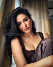 Engaging Priyanka Jawalkar Cleavage in a Dark Brown Square Neck Sleeveless Top Photos 04