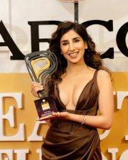 Girls Hostel 2 0 Web Series Actress Parul Gulati with an Award 01