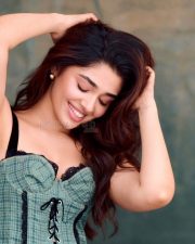 Gorgeous Krithi Shetty in a Green Checked Lace Detail Fitted Crop Top Photos 04