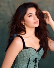 Gorgeous Krithi Shetty in a Green Checked Lace Detail Fitted Crop Top Photos 05
