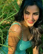 Gorgeous Priya Anand Sexy Pictures