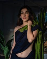 Hot Parul Gulati Navel in a Blue and Green Braless Saree Photos 01