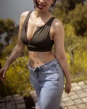 Hot Sanjeeda Sheikh Cleavage in a Short Green Top and Blue Jeans Picture 01