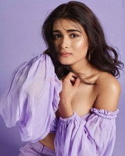 Jayeshbhai Jordaar Movie Heroine Shalini Pandey Purple Dress Pictures 03