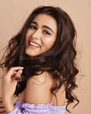 Jayeshbhai Jordaar Movie Heroine Shalini Pandey Purple Dress Pictures 05