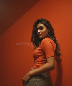 Jayeshbhai Jordaar Movie Heroine Shalini Pandey Sexy Photoshoot Pictures 03