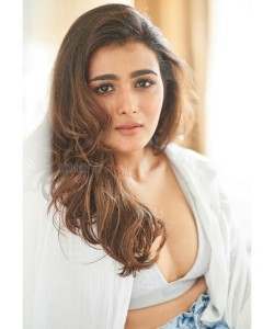 Jayeshbhai Jordaar Movie Heroine Shalini Pandey Sexy Photoshoot Pictures 05