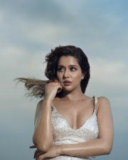 Kadhalikka Yarumillai Actress Raiza Wilson Sexy Beach Photos