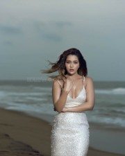 Kadhalikka Yarumillai Actress Raiza Wilson Sexy Beach Photos