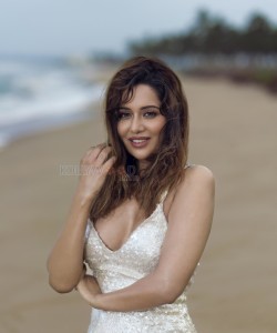 Kadhalikka Yarumillai Actress Raiza Wilson Sexy Beach Photos