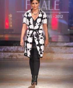 Kareena Kapoor Ramp Walk Pictures From Lakme Fashion Week