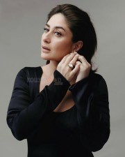 Kareena Kapoor wearing a Earring Photo 01 Kareena Kapoor wearing a Earring Photo 01