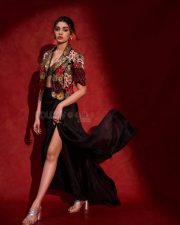 Ravishing Krithi Shetty at JFW Movie Awards 2025 in a Golden Bralette with a Matching Jacket and a Black Thigh Slit Skirt Pictures 01