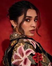 Ravishing Krithi Shetty at JFW Movie Awards 2025 in a Golden Bralette with a Matching Jacket and a Black Thigh Slit Skirt Pictures 03