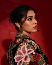 Ravishing Krithi Shetty at JFW Movie Awards 2025 in a Golden Bralette with a Matching Jacket and a Black Thigh Slit Skirt Pictures 06