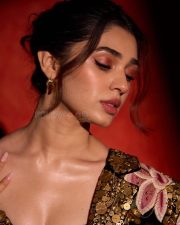 Ravishing Krithi Shetty at JFW Movie Awards 2025 in a Golden Bralette with a Matching Jacket and a Black Thigh Slit Skirt Pictures 07