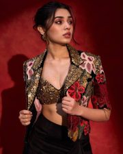 Ravishing Krithi Shetty at JFW Movie Awards 2025 in a Golden Bralette with a Matching Jacket and a Black Thigh Slit Skirt Pictures 08