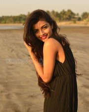 Sexy And Beautiful Ashna Zaveri Photoshoot Pictures