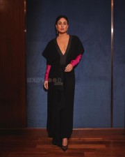 Sexy Kareena Kapoor in a Black Deep Neck Gown With Hot Pink Sleeves Photos 01