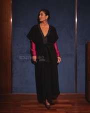 Sexy Kareena Kapoor in a Black Deep Neck Gown With Hot Pink Sleeves Photos 02