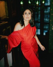 Sexy Kareena Kapoor in an One Shoulder Red Dress Pictures 01