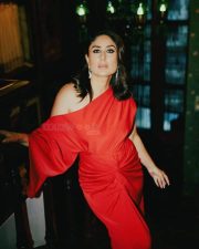 Sexy Kareena Kapoor in an One Shoulder Red Dress Pictures 01