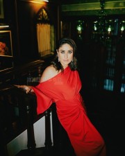 Sexy Kareena Kapoor in an One Shoulder Red Dress Pictures 03