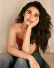 Sexy Krithi Shetty in a Red Strapless Top and Denim Jeans Pictures 04