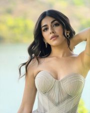 Sizzling Hot Alaya F in a Neutral Corset Bodice Pictures 01