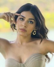 Sizzling Hot Alaya F in a Neutral Corset Bodice Pictures 02