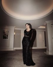 Stunning Kareena Kapoor in a Black Gown Photos 01