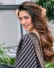 Vaa Vaathiyaar Heroine Krithi Shetty in a Black and Gold Sleeveless Kurta with Matching Black Pants and Dupatta Pictures 02