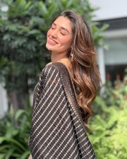 Vaa Vaathiyaar Heroine Krithi Shetty in a Black and Gold Sleeveless Kurta with Matching Black Pants and Dupatta Pictures 04