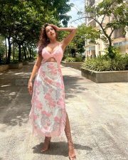 Vivacious Raiza Wilson Cleavage in a Pink Deep V Neck Lace Top Photos 08