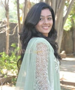 Actress Gayathri Naduvula Konjam Pakkatha Kaanom Photos