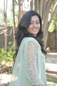 Actress Gayathri Naduvula Konjam Pakkatha Kaanom Photos