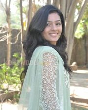 Actress Gayathri Naduvula Konjam Pakkatha Kaanom Photos