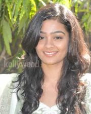 Actress Gayathri Naduvula Konjam Pakkatha Kaanom Photos