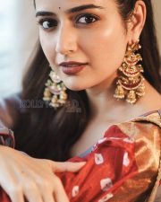 Alluring Actress Ashika Ranganath in a Red Bandhani Saree and Blue Grey V Neck Blouse Photos 02 Alluring Actress Ashika Ranganath in a Red Bandhani Saree and Blue Grey V Neck Blouse Photos 02
