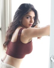 Alluring Actress Misha Narang in a Maroon Crop Top and White Pants Photos 03