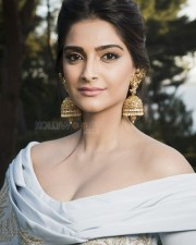 Beautiful Diva Sonam Kapoor Picture 01