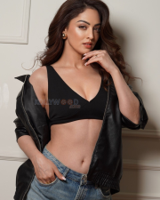 Bold Sandeepa Dhar Cleavage in a Black V Neck Bralette Crop Top With Leather Jacket And Distressed Jeans Photos 05