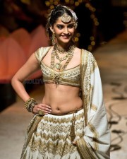 Bollywood Actress Sonam Kapoor Sexy Navel Photo 01