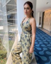 Chic Glam Shraddha Das in a Backless Cream and Blue Sleeveless Jumpsuit Pictures 04 Chic Glam Shraddha Das in a Backless Cream and Blue Sleeveless Jumpsuit Pictures 04