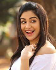 Cute Adah Sharma Looking Sideways Photo 01