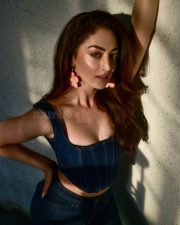 Do Deewane Seher Mein Actress Sandeepa Dhar in a Dark Blue Corset Bustier Top with a Matching Jeans Photos 02