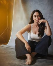 Glam Beauty Sandeepa Dhar in a Sleeveless Crop Top and Cargo Jeans Photos 02