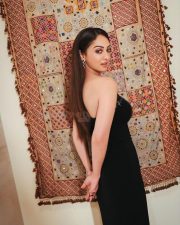 Glamorous Sandeepa Dhar in a BLack Strapless Bodycon Dress Pictures 03