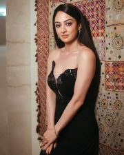 Glamorous Sandeepa Dhar in a BLack Strapless Bodycon Dress Pictures 04