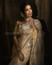 Golden Girl Nivetha Pethuraj Photoshoot Pictures 05